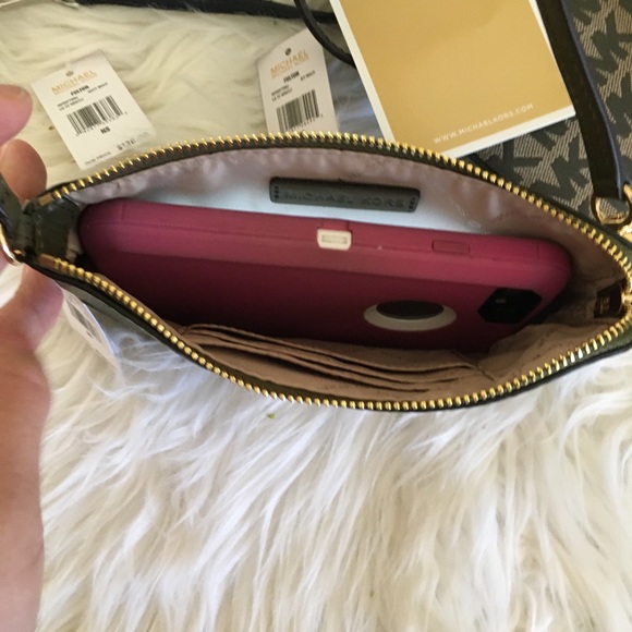 Final sale ✨Michael Kors Fulton large wristlet - Picture 8 of 8